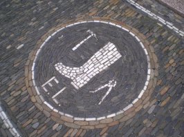 Бывал я во Фрайбурге (Германия). Так вот там тротуары выложены из камушков. Несколько улиц! Ходить - сплошное удовольствие