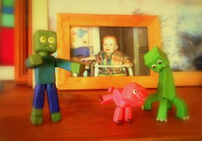 Я про майнкрафт (ни одной игры из подборки на компьютерах моих детей не замечала) могу объяснить свою точку зрения. Тоже когда первый раз увидела - была удивлена, чем эта игра так притягивает много, очень много, очень очень много людей нежного возраста. Дело в том, что такая примитивность моделей и текстур дает огромный простор для юного воображения. Это мы, взрослые, озабоченные тем, в какую гадость играет ребенок, видим смазанные квадраты. А у детей мозг по-другому работает. Каждый ребенок видит это мир по-своему. Вот так, например, мой старший сын видит "своего" героя и его "друзей", а я леплю их уже в своем стиле. И мне от работы отдых и детям радость.