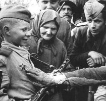 А никто и не говорит что что там сражались одни москали... все понемногу внесли свой вклад и бульбы и хохлы и грузины и таджики с узбеками в общем весь союз... Только хохлы как то позорно сдали своих отцов и дедов которые миллионами отдали свою жизнь тогда и им бы было сейчас стыдно за своих правнуков!!! Слава нашим солдатам!!!