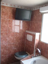 ... телевизор неудачно расположен - нужно было напротив унитаза вешать!!!!! ... ну, типа в туалет мы ходим чаще чем моемся