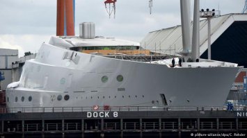 Самая большая яхта в мире строится в Киле
В Киле на верфи компании Nobiskrug завершается строительство самой большой в мире яхты - Sailing Yacht A. Как пишут западные СМИ, заказчиком выступает российский миллиардер белорусского происхождения Андрей Мельниченко. Яхта должна выйти в открытое море в 2016 году. Размеры судна впечатляют: длина 143 метра, ширина 25 метров. Дизайн выполнил знаменитый французский проектировщик Филипп Старк.