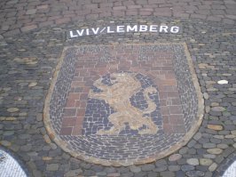 Ну что Вам сказать ... Когда на улице за +30, то как-то и неплохо смотрится :). Овощно-фруктовая лавка... Может и за рекламу сойти.

А люки канализационные-то какие!