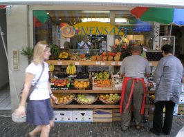 Ну что Вам сказать ... Когда на улице за +30, то как-то и неплохо смотрится :). Овощно-фруктовая лавка... Может и за рекламу сойти.

А люки канализационные-то какие!