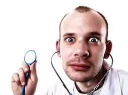 Доктор, каждый раз, когда я чихаю, я испытываю оргазм. Что мне делать?
Гм Нюхать табак! Следующий!
Доктор, я постоянно чего-то боюсь, без видимой причины.
Сестра, слабительное. Пейте, будет Вам причина. Следующий!
Доктор, что-то я писаю в две струи.
Бабушка, вставьте пуговицу, будет четыре. Следующий!
Доктор, когда я с женой, у меня член смотрит на ботинки.
Поставьте ботинки на шкаф! Следующий! ..
Доктор я беременна, а ребенок лежит как-то не так.
Национальность?
Еврейка.
Выкрутится! Следующий!
Доктор, у меня кашель.
Сестра, слабительное. Все, теперь не кашлянете. Следующий!
Доктор, у меня постоянный понос, в туалет по 10 раз в день бегаю.
Сестра, слабительное. Теперь не будете бегать, будете там жить. Следующий!
Доктор, плохо срастается нога после перелома. Постоянно хожу на костылях.
Сестра, слабительное. Сейчас костылики-то бросите- И побежите. Следующий!
Доктор, я каждое утро во влагалище нахожу маленькую почтовую марку. Посмотрите, уже целый альбом набрала.
Это не марки, а наклейки от бананов. Вот вам направление к окулисту. Следующий!
Доктор, меня почему-то никто не замечает!
Следующий
Доктор, я работаю как лошадь, ем как свинья, устаю как собака что мне делать?
Не знаю, я не ветеринар Следующий!
Доктор, помоги, я ссу кипятком!
Вынимайте пальцы из розетки. Следующий!
Доктор у меня запор!
У меня тоже не шестисотый Мерседес, но я об этом на каждом углу не кричу! Следующий!
Доктор, у меня зубы пожелтели!
В таком случае вам пойдет коричневый галстук Следующий!
Доктор, у меня с ногами плохо!
С ногами хорошо, без ног плохо Следующий!
Доктор, помогите, мне уже 28 лет, а волосы на интимных местах так и не растут!
Скажите, а сколько раз в неделю Вы занимаетесь cекcом?
Ну 30-40 раз
На автобанах тоже трава не растет. Следующий