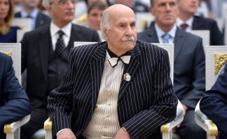 вот кем нужно гордится:

Владимир Зельдин - 100 лет, 57 ролей в кино, 7 телеспектаклей, и куча ролей на театральных подмостках! и до сих пор играет!