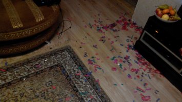 В основном все ровно.
Немного напрягает бардак )
Но убираться не буду! Пойду доем кальмаров )