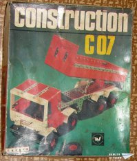 Тема интересная !
Тот ( традиционный ) вид Лего подходит больше под Архитектору . Под Технику автор к концу темы справедливо заметил что есть специальный раздел Механика . Там возможно всё , думаю что соревнования проходили бы в более равных условиях . 
В Детстве ( оч-чень давно ) естественно Мы только мечтать могли об конструкторах типа Лего , хотя были похожие из Соцстран и у нас в продаже . Всё таки это была редкость .
А железный конструктор было наше Всё !
Малому (5 лет) отложено пару ГДРовских набора (фотки не мои ) , №4 и №7.
Также напомню несколько СССРовских классических конструкторов из глубоко Детства .