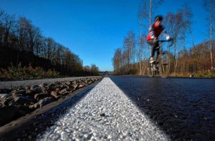 Похоже,не везде плитка.. Фото с новостной ленты Германии... Подпись у фото следующая :  Велосипедист едет по первому участку автобана в Мюльхайм-на-Руре. Параллельно идут  работы на соседней дорожке.