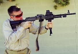 Хороший пост.
Добавлю. Очень полюбили "дегтярь" спецподразделения американцев во Вьетнаме и всяческие наёмники, действовавшие в джунглях. Укорачивали ствол, добавляли тактическую рукоятку, набивали ленту по максимуму трассерами и вуаля - при внезапном нападении грохот и пламя, при большом боезапасе, действовали ошеломляюще, особенно ночью.
И сейчас любители оружия во всём мире ценят это оружие и даже тюнингуют.