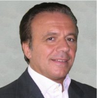 САМОЕ ЦЕННОЕ свойство, это то, что сода лечит рак. 
Док, итальянец, Тулио Симончини читает что рак - это грибок кандиды, сильный иммунитет держит кандиду под контролем, но если организм ослаблен, грибок распространяется по телу и вызывает злокачественные опухоли. Илечит его содой. за что, собственно и был гоним.
кому интересно погуглит, найдет.
вот для примера .