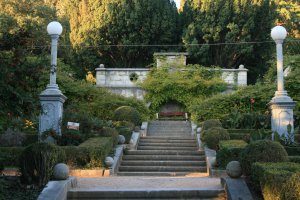 Также рекомендую посетить Парк "Харакс" . Мыс Ай-Тадор, относительно недалеко от Ласточкиного гнезда. На территории санатория "Южный" (Днепр).