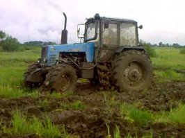 Простите, товарищи, но правильно "украшенный" трактор выглядит как-то так. Трактор, это орудие труда, конкретное и суровое. Ни кому же не придет в голову украшать гирляндами токарный станок, или кузнечный пневмомолот.