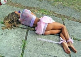 12 человек, которым удалось уйти в пьяную отключку наилучшим возможным образом