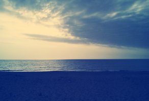 У меня семья жена и 3 детей ездили на море в июне. Т.е. тогда, когда тренд не ездить в помоечные турции-египты только у нас в семье знали.
В итоге дети счастливы. 10 дней почти что одни на всем пляжу. По стоимости - билеты дороже вышли чем само море.
Фото так себе - я не ездил, а больше никто не догадался фотать пустой пляж и просто море.