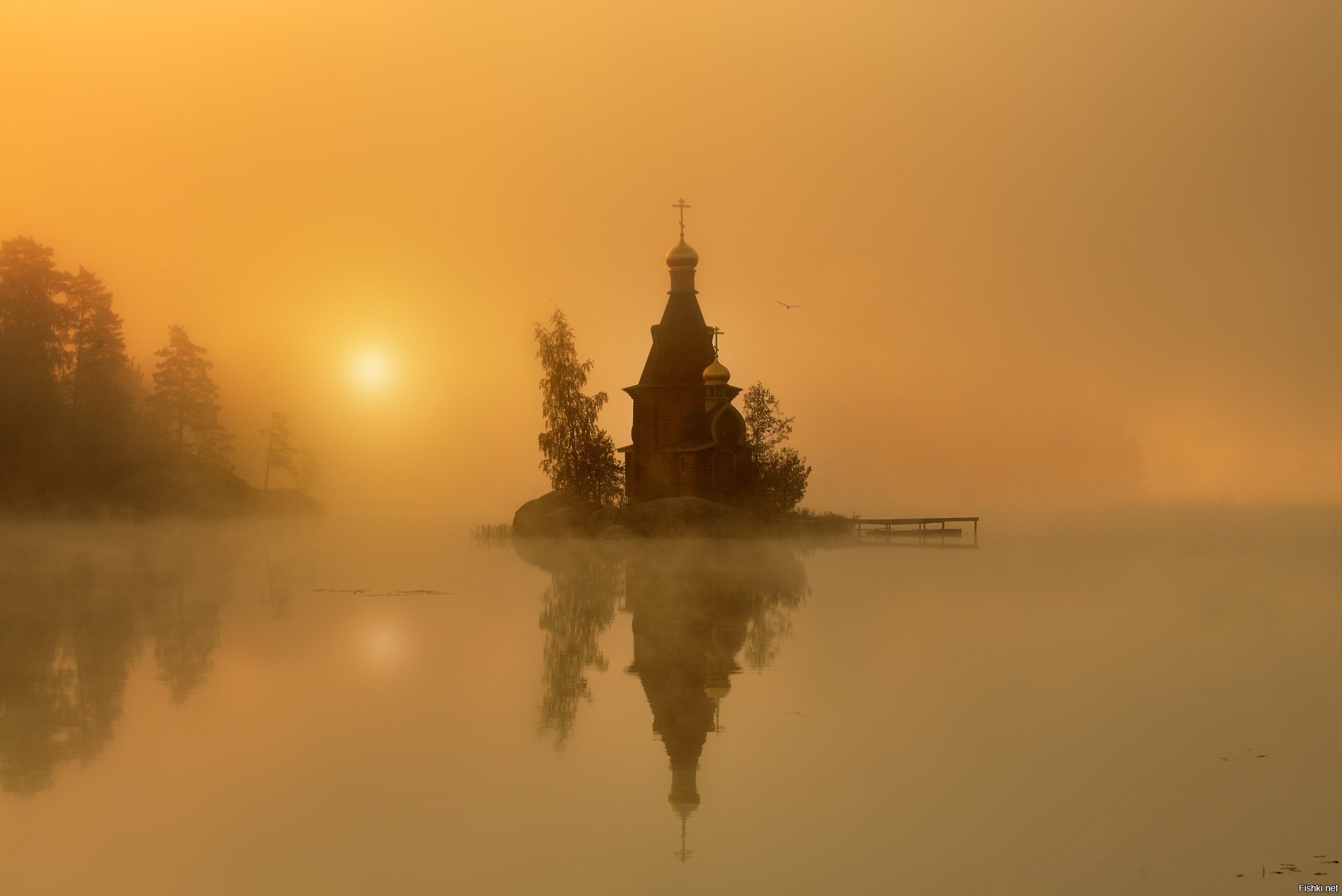 Луч солнца храм. Храм Андрея Первозванного на Вуоксе Россия. Храм Андрея Первозванного на Вуоксе в тумане. Церковь Андрея Первозванного на реке Вуокса туман. Вуокса озеро храм Андрея Первозванного часовня.