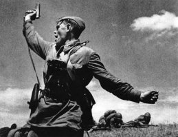 Штучные экземпляры, не ушедшие дальше прототипа, или эскизных зарисовок.  Одно дело скрутить один образец техники и произвести полигональные испытание - совсем другое наладить серийное производство, обеспечить войска и обучить. Танк Т-34 первых серий тоже не был чем-то супер-дупер, главное что их было много и любой тракторист за неделю мог освоить управление. И выпуск наладить можно было фактически на любом тракторном заводе. И ремонтная база была простой, не надо было в прифронтовой зоне разворачивать заводские комплексы. А тридцать танков в прорыве куда лучше и эффективней чем пять.. тоже самое с пистолетами-пулемётами и авиацией... какой бы крутой не был бомбардировщик он в одиночестве, не набомбит кучу целей, а вот тактическое звено, пускай не супер техники, но сравнять могут с землёй пол города.
А вообще победили потому что стойкости русских солдат немцы до сих пор поражаются..  в ситуациях когда казалось бы нет надежды и надо сдаваться или отступать, большинство наших дедов предпочитали зубами вцепиться в глотку врагам, руками уцепиться за родную землю, всеми силами сдержать натиск врага и дать ему понять что он постучался не в ту дверь, и наступление фашисту будут измерять не метрами, а трупами своих. Ну и психологический момент, одни солдаты с большего не понимают что они делают в окопах в этой чужой, негостеприимной стране,  другие готовы в клочья рвать захватчиков.  Есть стих хорошо характеризующий настроение тех дней:
Так убей же хоть одного!
Так убей же его скорей!
Сколько раз увидишь его,
Столько раз его и убей!