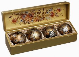 Мне очень нравятся ёлочные игрушки, расписанные в Жостово - очень душевные.