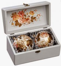 Мне очень нравятся ёлочные игрушки, расписанные в Жостово - очень душевные.