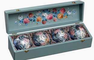 Мне очень нравятся ёлочные игрушки, расписанные в Жостово - очень душевные.