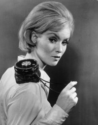 и вот по этому фото, описание с 
"The original portable boombox was a beanbag with a transistor radio."
конечно теперь бумбокс трактуется как персональная переносная ацдиосистема, но в данном случает, мне кажется имеется ввиду именно транзисторный приемник, ибо как там умещаются две бобины и каким образом они там прокручиваются, в каком месте у него батарейки, чтоб моторчик крутить, на первый кассетный плейер это тоже не похоже