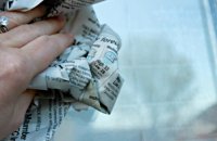 Ага и царапин наделает, никогда не протирайте стекло газетой.