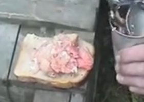 Для чего это представление? Два разных куска хлеба с разным наполнением.