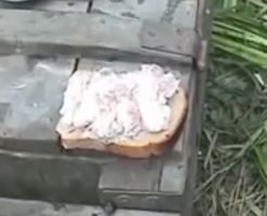 Для чего это представление? Два разных куска хлеба с разным наполнением.