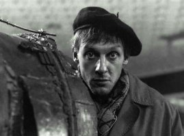 О "Брарабаниаде" ни слова. Эх... Именно Овчаров и где-то в году 93-м снял этот гениальный фильм с гениальной игрой Александра Половцева. Собственно, фото из "Барабаниады". Фильм не для тех, кто глубже картинки не копает. Всем остальным завидую - когда-то вы будете смотреть его в первый раз.