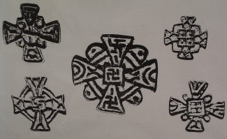 Много общего, Христа на Т образном кресте распяли (Римский крест) 
Любопытно, что вплоть до IV века н.э. христиане не только не относились к кресту с почтением, но даже презирали его как языческий символ. «Что же касается крестов, - отмечал христианский писатель Феликс Мануций, живший в III веке н.э. - то мы их совсем не почитаем: не нужны они нам, христианам; это вы, язычники, вы, для которых священны деревянные идолы, вы почитаете деревянные кресты».