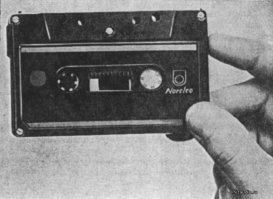 В 1963 году компания Philips представила новый формат кассеты для звукозаписи, вышедший на рынок под названием «компакт-кассета». Опасаясь ответного хода конкурентов из Sony, Philips предпочёл отказаться от платы за лицензии на производство кассет, что и привело к массовому распространению нового формата.