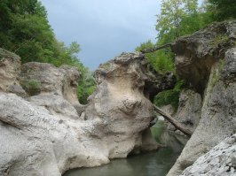 Богата и роскошна природа нашей страны!
Река Белая есть и в Адыгее - Краснодарском крае. Тоже красивое место, особенно Хаджохская теснина - но там нужно быть и видеть, словами это природное великолепие не передать.