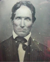 ОК, ГУГЛ --- фотографии Викторианской эпохи  или  Дагеротипия, спокойной ночи , если долго смотреть эти фото то появляется ощущение что позади тебя кто то стоит