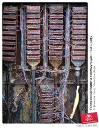 это не трансформаторная будка, а коммутационный щит городской АТС (телефонный)
вот как выглядит не расписанный щит.
на третьей фото то что внутри(это старые колодки. сейчас более современные - последнее фото)