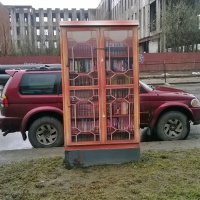 это не трансформаторная будка, а коммутационный щит городской АТС (телефонный)
вот как выглядит не расписанный щит.
на третьей фото то что внутри(это старые колодки. сейчас более современные - последнее фото)