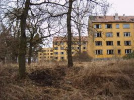В каких других можно узнать? 
Ниже фотки гарнизона Альтенграбов, Германия, 56 км от Магдебурга, крупного города земли Саксония-Анхальт.
Я уезжал одним из последних детей, когда от всех школьников (а у нас была 3я по величине школа в ЗГВ - 51я, после столичных) остались я, Витек Скоков и Вовка Шведов.
Вся инфраструктура полностью осталась - водоснабжение, отопление, жилье, школа, магазины, казармы, штабы, ангары, полигоны и так далее, 15 тысяч человек легко бы дальше смогли жить.
И никому это до сих пор не надо. Городок-призрак, природа забирает себе. На первом фото, в частности, дом, где я жил (второй этаж, ближняя угловая 3х комнатная квартира).
Осталось всё - мебель, кухонная плита, сантехника.
И таких гарнизонов по Германии пруд пруди, в разы мельче.
Всем привет из 10й боевой, если это читают Альтенские!