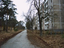 В каких других можно узнать? 
Ниже фотки гарнизона Альтенграбов, Германия, 56 км от Магдебурга, крупного города земли Саксония-Анхальт.
Я уезжал одним из последних детей, когда от всех школьников (а у нас была 3я по величине школа в ЗГВ - 51я, после столичных) остались я, Витек Скоков и Вовка Шведов.
Вся инфраструктура полностью осталась - водоснабжение, отопление, жилье, школа, магазины, казармы, штабы, ангары, полигоны и так далее, 15 тысяч человек легко бы дальше смогли жить.
И никому это до сих пор не надо. Городок-призрак, природа забирает себе. На первом фото, в частности, дом, где я жил (второй этаж, ближняя угловая 3х комнатная квартира).
Осталось всё - мебель, кухонная плита, сантехника.
И таких гарнизонов по Германии пруд пруди, в разы мельче.
Всем привет из 10й боевой, если это читают Альтенские!