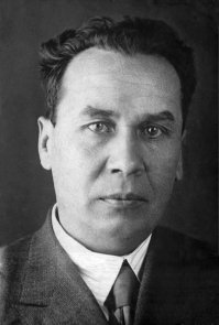 Михаил Ильич Кошкин (1898 - 1940)
Конструктор придумавший танк Т-34. Что бы доказать технические возможности танка, взял два опытных образца и поехал на них в Москву своим ходом что бы по прибытии представить их гос. комиссии. По дороге танки застревали в болотах, и кошкин с другими механиками выталкивали их из холодной грязи стоя в ней по пояс.
В итоге он сильно простыл, и через некоторое время после прибытия в Москву, сильно заболел и умер.