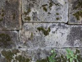Вся ортодоксальная современная история построена на том, что на территории современной России жили варвары, но судя по археологическим изысканиям последних 50-60 лет, все совсем не так однозначно. Вот только признать уже этого никто не хочет. 

Тайны Аркаима — Наследие древних ариев, на фото идол и реконструкция городища.
Полигональная кладка на Урале! Такая же как и в основаниях 3-х Великих Египетских пирамид, Мачу Пикчу, Мексиканских и Камбоджийских пирамид. Кстати, если Аркаимом археологи заинтересовались последние 20-30 лет, то на среднем и северном Урале как говорится "конь не валялся".