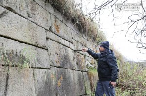Вся ортодоксальная современная история построена на том, что на территории современной России жили варвары, но судя по археологическим изысканиям последних 50-60 лет, все совсем не так однозначно. Вот только признать уже этого никто не хочет. 

Тайны Аркаима — Наследие древних ариев, на фото идол и реконструкция городища.
Полигональная кладка на Урале! Такая же как и в основаниях 3-х Великих Египетских пирамид, Мачу Пикчу, Мексиканских и Камбоджийских пирамид. Кстати, если Аркаимом археологи заинтересовались последние 20-30 лет, то на среднем и северном Урале как говорится "конь не валялся".
