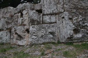Вся ортодоксальная современная история построена на том, что на территории современной России жили варвары, но судя по археологическим изысканиям последних 50-60 лет, все совсем не так однозначно. Вот только признать уже этого никто не хочет. 

Тайны Аркаима — Наследие древних ариев, на фото идол и реконструкция городища.
Полигональная кладка на Урале! Такая же как и в основаниях 3-х Великих Египетских пирамид, Мачу Пикчу, Мексиканских и Камбоджийских пирамид. Кстати, если Аркаимом археологи заинтересовались последние 20-30 лет, то на среднем и северном Урале как говорится "конь не валялся".