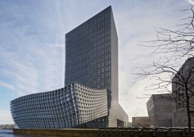 Большой вылет у здания, как бы "балкон" не отвалился...