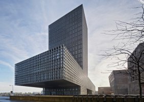 Большой вылет у здания, как бы "балкон" не отвалился...