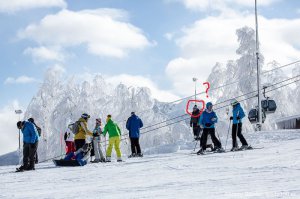 Он что, повесился на подьемнике?