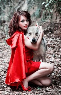 Девушки в костюмах красной шапочки