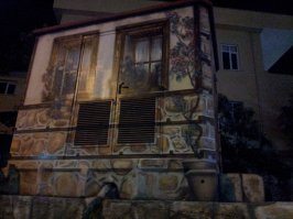 ктото еще и минусит
вот полная картинка раскрашенной будки на фоне домов