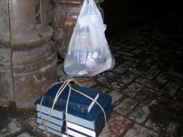 Говорят, что живем плохо. Вы только посмотрите, что выкидывают на помойки