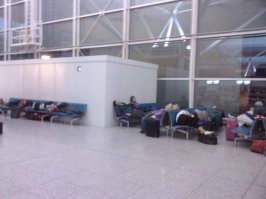 жал што на В аиропорте Лондон Stansted нет таких кровать  там фсие спат на полу.