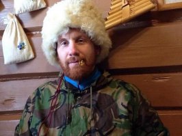 Я так не хочууууууу
Спецназовец погиб, спасая собаку из-под поезда на станции "Новогиреево"
У него остались жена и ребенок

Как удалось узнать «МК», 31-летний мужчина возвращался домой с рабочей смены и зашел на платформу «Новогиреево». Далее Константин увидел бегущую по платформе собаку, которая упала с нее прямо под надвигающийся поезд. Недолго думая — мужчина прыгнул вслед за животным, поднял ее и положил на платформу...но сам выбраться не смог. Несмотря на то, что поезд затормозил, травм избежать не удалось и Константин скончался. Известно, что у погибшего осталась жена Елена и ребенок.

Бойцы и сослуживцы Константина отметили, что Волков принимал участие в боевых действиях, и был награжден краповым беретом за мужество и отвагу проявленные при исполнении служебного долга.