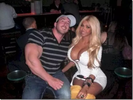 Просто представьте, что левую руку он упирает себе в бок. Да-да, ту самую тоненькую руку.
И получится князь великий Дрочеслав))