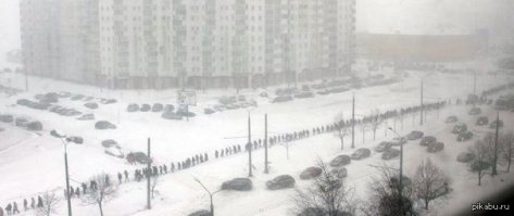 Я не знаю, предупреждали ли население о предстоящей снежной буре, но просто провожу аналогию с Минском 15 марта 2013 года. Тогда в марте в один прекрасный день выдали прогноз - придет циклон "Хавьер". Будет оооочень много снега, оставайтесь дома, не используйте личный транспорт. Я как белый человек, с утра переставил машину так, чтобы не мешать возможной уборке снега и поехал на работу на общественном транспорте. Вечером пораньше свалил с работы, потому что снег уже начинался и хз как бы ходил этот же транспорт через полчаса. В итоге приехал домой, и в тепле, попивая чаёк стал читать в онлайне новости и вопли автомобилистов, застревающих на трассах. Снега было реально неимоверное количество. Застрявших были тоже сотни. Авто и общественный транспорт застревали даже в городе и людям приходилось просто идти пешком. 
И у меня тогда возник вопрос к застревающим в окрестностях Минска - Нахер вы претесь на машинах, зная о таком прогнозе, особенно с полупустыми баками и особенно с детьми?! Потому что вам надо??? Бл*ть, неужели прямо у всех настолько срочные дела, что нужно непременно в это время непременно ехать на тачке, зная, что будет п*дец и надеясь на авось?! У нас к счастью в тот вечер никто не погиб.
Я нисколько не обвиняю застрявших на трассе Оренбург - Орск, потому что не знаю реальной ситуации. Но аналогия есть.
Вот что творилось тогда в Минске:
